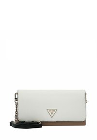 Weiße und beige GUESS Clutch-Tasche mit Kettenriemen und dreieckigem Metalllogo auf der Frontklappe.