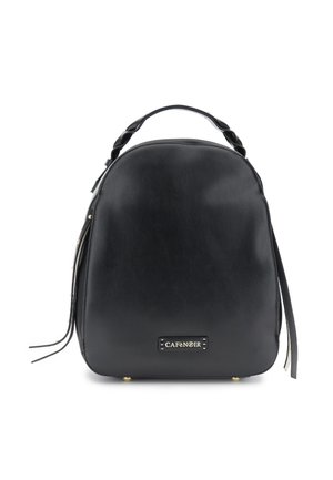 Sac à dos en cuir noir avec une forme arrondie, doté d'une poignée supérieure tressée, de détails en matériel doré et d'une plaque logo à l'avant.