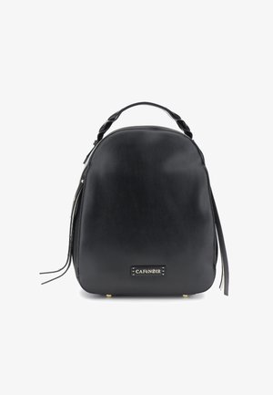 Zaino in pelle nera dalla forma rotonda, con un manico superiore intrecciato, dettagli in hardware dorato e una placca con logo frontale.