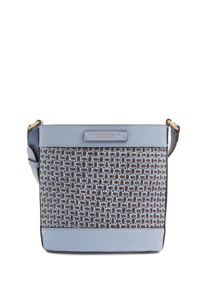 Borsa quadrata a tracolla con motivo intrecciato marrone e azzurro chiaro, rifinitura in pelle azzurra chiara e tracolla regolabile con dettagli dorati.
