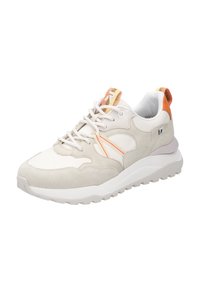 Zapatillas beige y blancas con materiales de ante y malla, con acentos naranjas, suela de goma texturizada y lazos de cordones en contraste.