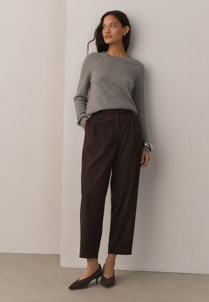 Next REGULAR FIT-FOREVER COMFORT HIGH CUT POINT TOE KITTEN - Klassikalised kontsakingad - chocolate brown