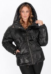Czarna kurtka puchowa z kapturem, z zamkiem błyskawicznym z przodu, elastycznymi mankietami i ściągaczem u dołu. Gładka, błyszcząca faktura z pikowanym wzorem.