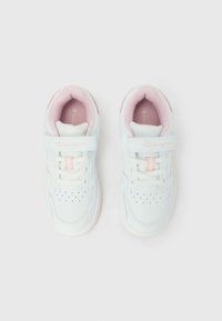 Baskets Champion pour enfants blanches et roses avec bandes Velcro et lacets, vues de dessus sur un fond blanc.