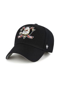 Schwarze Baseballmütze aus Stoff mit einem gebogenen Schirm. Sie hat ein gesticktes Logo mit einer Torwartmaske und Hockeyschlägern. Weiße Akzente heben das Logo hervor.