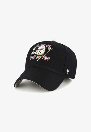 Schwarze Baseballmütze aus Stoff mit einem gebogenen Schirm. Sie hat ein gesticktes Logo mit einer Torwartmaske und Hockeyschlägern. Weiße Akzente heben das Logo hervor.