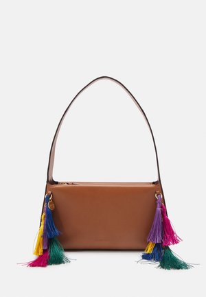 Bolso de mano de cuero marrón con una sola correa, decorado con borlas de colores azul, amarillo, rosa, verde y morado en ambos lados.