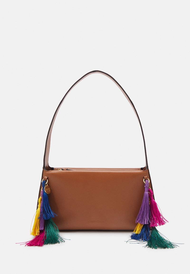 Sac à main en cuir marron avec une sangle unique, décoré de pompons colorés en bleu, jaune, rose, vert et violet de chaque côté.