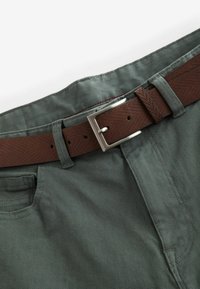 Next BELTED PRINTED STYLE SLIM FIT - Pantaloni - sage green
