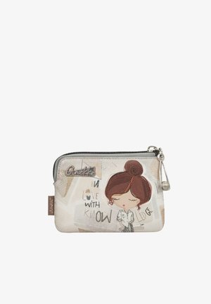 Piccola borsa con cerniera con illustrazione di una ragazza dei cartoni animati, chignon castano e testo "Innamorata della conoscenza" su sfondo beige.
