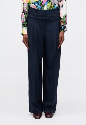 PINSTRIPE TAILORING BELTED TAILORED PANTS - Hlače - navy