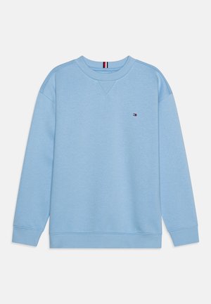 Lyseblå crewneck-sweatshirt med ribstrikkede manchetter og kant, lille Tommy Hilfiger-logo på venstre bryst og en stribet løkke inde i kraven.