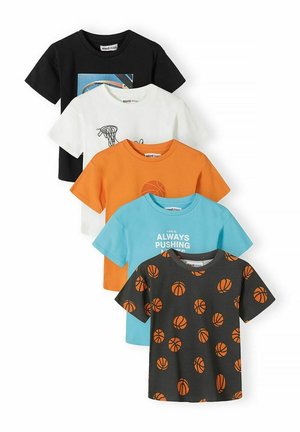 Pięć dziecięcych koszulek z krótkim rękawem z motywami koszykarskimi w kolorach czarnym, białym, pomarańczowym, niebieskim i ciemnoszarym.