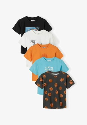 Cinq t-shirts manches courtes pour enfants avec des motifs sur le thème du basket-ball en noir, blanc, orange, bleu et gris foncé.