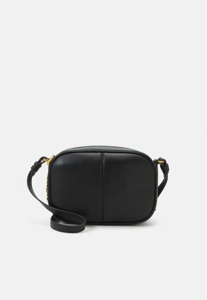 Sort rektangulær crossbody-taske med glat lædertekstur, synlige syninger, justerbar rem og guldfarvet hardware på en ensfarvet baggrund.