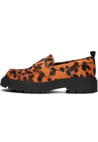 Leopardprint instappers in oranje en zwart, met een gestructureerde bovenkant, een dikke zwarte rubberen zool en een gewatteerde kraag voor comfort.