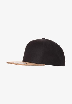 Casquette noire avec une visière en liège, présentant un design plat et une texture lisse, conçue pour un usage décontracté.
