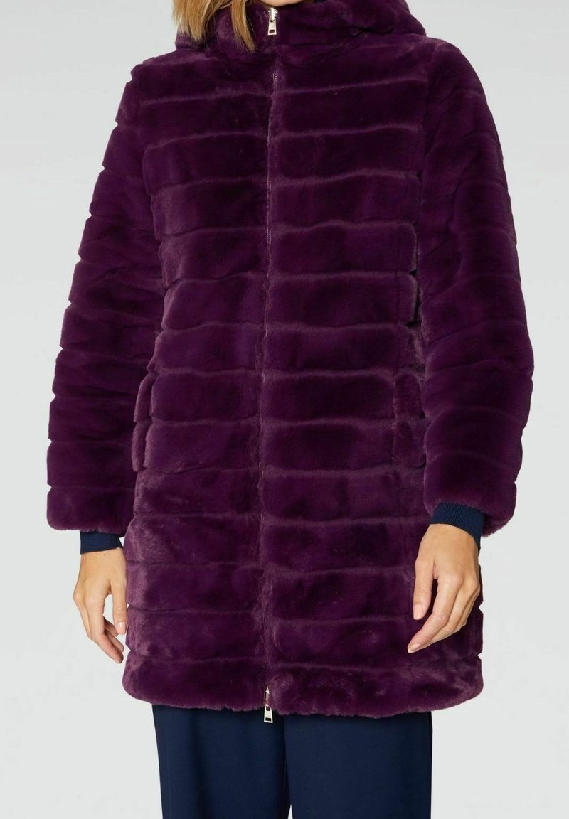 Abrigo de peluche morado con capucha, patrón de rayas texturadas, cierre de cremallera y puños de punto azul marino. Material suave y esponjoso para mayor calidez.