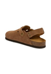 Brązowy zamszowy chodak z otwartym tyłem, regulowanym paskiem i kontrastującą korkową wkładką. Posiada dwa okrągłe guziki jako akcenty.