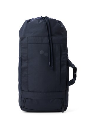 Hoher schwarzer Rucksack mit Kordelzug, Frontreißverschlusstasche und seitlichem Griff, steht aufrecht vor weißem Hintergrund.