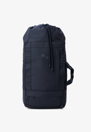 Hoher schwarzer Rucksack mit Kordelzug, Frontreißverschlusstasche und seitlichem Griff, steht aufrecht vor weißem Hintergrund.