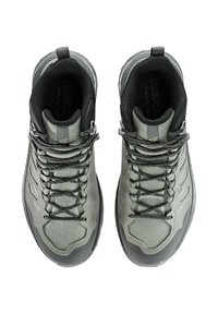 Graue Wanderschuhe verfügen über ein strukturiertes Obermaterial mit schwarzen Akzenten, einem gepolsterten Kragen und strapazierfähigen Schnürsenkeln, die für den Einsatz im Freien ausgelegt sind.