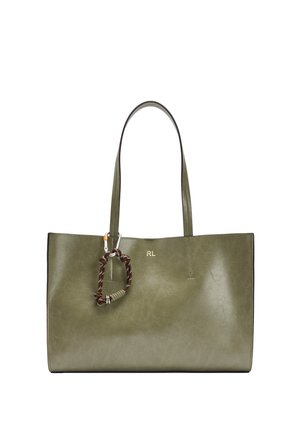 Torba na ramię z oliwkowo-zielonej skóry z podwójnymi paskami na ramię, małym logo "RL" oraz brązowym breloczkiem w kształcie liny przymocowanym do jednego z pasków.