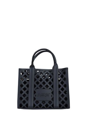 Borsa tote nera con design a griglia, doppi manici e una toppa rettangolare con marchio impresso al centro frontale.