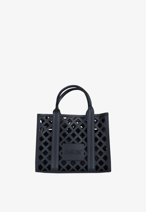 Borsa tote nera con design a griglia, doppi manici e una toppa rettangolare con marchio impresso al centro frontale.
