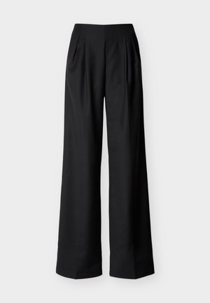 Μαύροι φαρδιοί ψηλόμεσοι παντελόνες με πιέτες μπροστά και πλαϊνές τσέπες, παρουσιασμένοι σε απλό ανοιχτό φόντο.