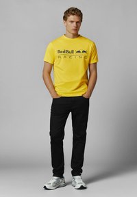 Red Bull Racing x Pepe Jeans RED BULL RACING LOGO DRIVER TEE - Majica kratkih rukava s printom - yellow