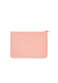 Bolsa de tela de color rosa con textura acanalada y un cierre de cremallera en la parte superior. Forma rectangular simple sin patrones o acentos adicionales.