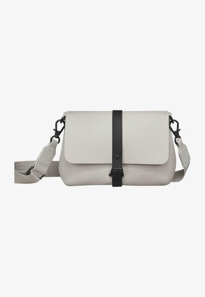 Geantă crossbody din piele gri cu curea neagră și închidere magnetică. Dispune de o curea ajustabilă și o textură netedă. Design minimalist.