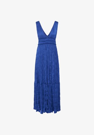 Blå maxiklänning med djup V-ringning, texturerade veck och samlad midja. Har en flödande kjol med lagerdetailjer i nederkant.