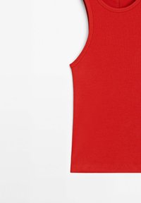 Rød ribbestrikket tanktop med en rund halsudskæring, der har en tætsiddende form og glat tekstur, placeret mod en ensfarvet hvid baggrund.