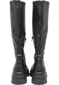 Bottes hautes jusqu'au genou en similicuir noir avec une semelle plateforme épaisse, des fermetures éclair latérales et des languettes de tirage marquées à l'arrière. Texture lisse et design élégant.