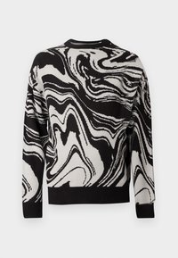 Zwart-witte langemouwen trui met een abstracte, draaiende marmerpatroon, geribde manchetten en tailleband op een vlakke witte achtergrond.