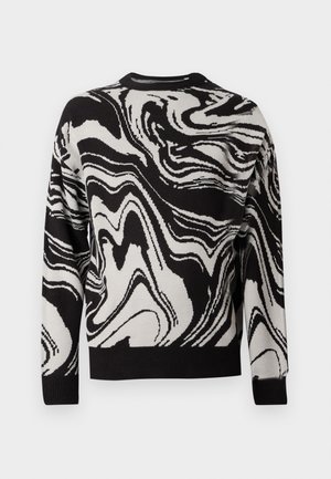 Maglione a maniche lunghe in bianco e nero con motivo astratto a marmo contorto, polsini e vita a costine su uno sfondo bianco piatto.