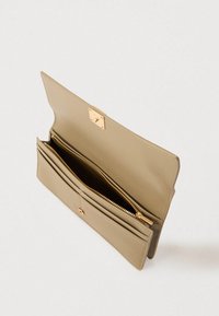 Μπεζ δερμάτινο πορτοφόλι με φερμουάρ σε θήκη και κούμπωμα με σούστα. Λείος υφής, εσωτερικά διαθέτει θήκες για κάρτες και χρυσές μεταλλικές λεπτομέρειες.