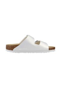Witte instap-sandalen met een gestructureerde bovenkant, twee uitgesneden banden, een kurken voetbed en een witte rubberen zool. Eenvoudig en functioneel ontwerp.