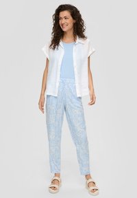 s.Oliver MIT ALL-OVER - Stoffhose - himmelblau