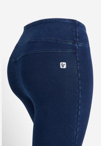 Freddy Trikoot - dark jeans-seams on tone
