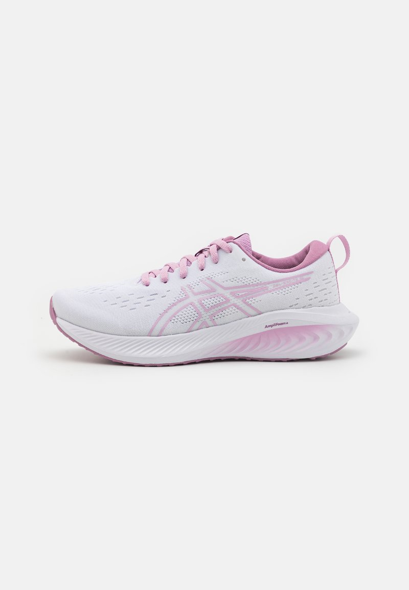 Weiße Sportschuhe mit pinken Akzenten, Obermaterial aus strukturiertem Stoff, runde Zehenpartie und gepolsterte Sohle mit sichtbarem "Amplifoam"-Branding.