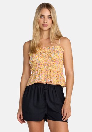 Żółty kwiatowy krótki top z elastycznym pasem i cienkimi ramiączkami, połączony z czarnymi szortami na troczki. Lekki, o luźnym kroju i casualowym designie.