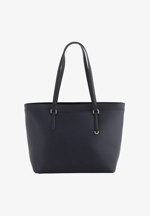 Bolso tote de cuero azul marino con doble asa para el hombro y herrajes en tono dorado sobre fondo blanco liso.