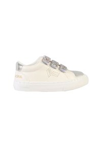 Sneaker bianco con accenti argento, tre cinghie decorative con fibbie e dettagli del logo perforati. Suola in gomma e texture liscia.