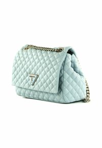 Sac à main en cuir matelassé bleu clair avec une bandoulière en chaîne, un logo en métal triangulaire et une forme rectangulaire structurée. Détails de surface en cuir texturé.