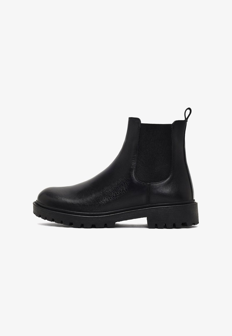 Bottines Chelsea noires en cuir avec des panneaux élastiques sur les côtés, finition texturée, bout rond et semelle en caoutchouc robuste avec accroches de traction.