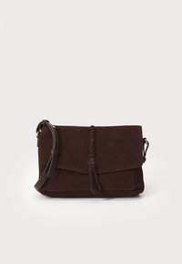Braune Wildleder-Handtasche mit geflochtenem Lederakzent und Quaste. Verfügt über einen Klappenverschluss und einen verstellbaren Trageriemen für das Tragen als Crossbody.