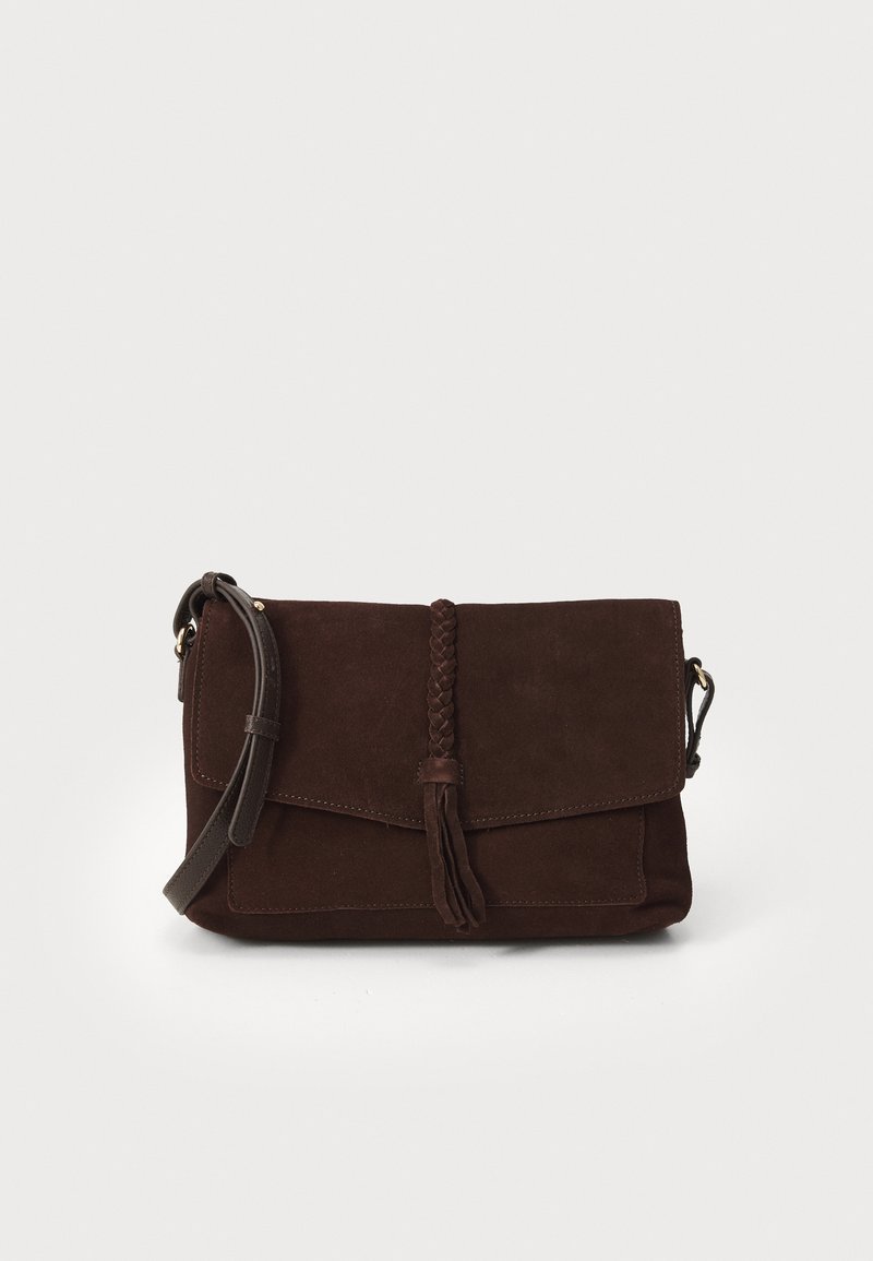 Braune Wildleder-Handtasche mit geflochtenem Lederakzent und Quaste. Verfügt über einen Klappenverschluss und einen verstellbaren Trageriemen für das Tragen als Crossbody.